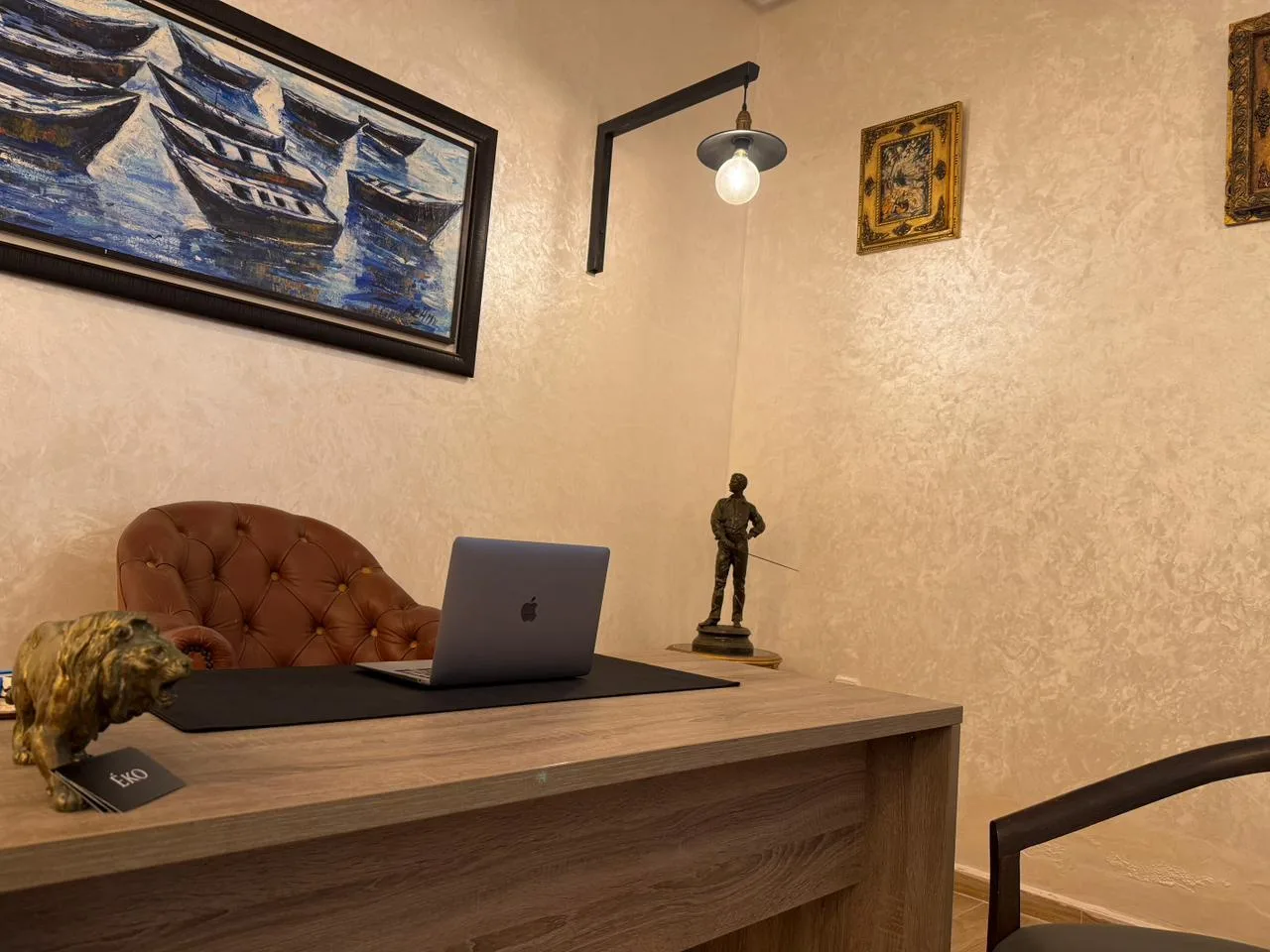 Bureau &Eacute;koo avec carte de visite, ordinateur et oeuvre d'art